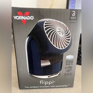 Vornado Flippi V6 CR1-0094-42 Personal Air Circulator Fan - Midnight Blue